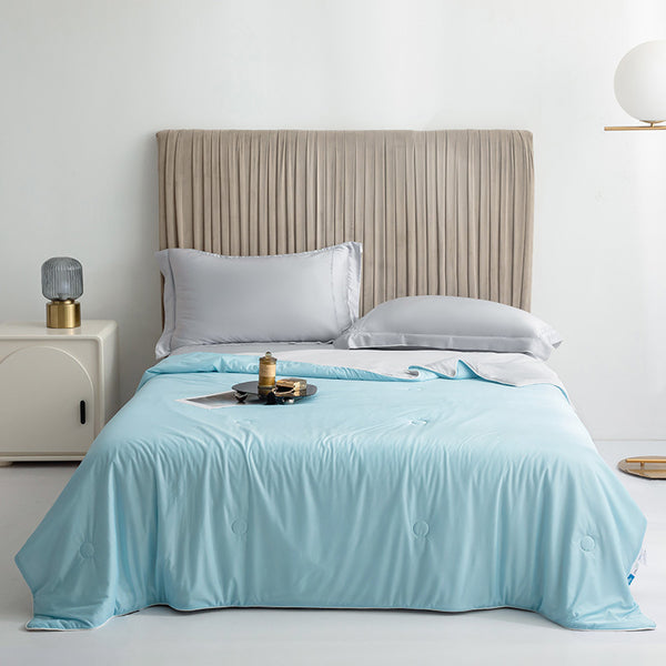 coolu Cool-Sleep Kühldecke in Blau – kühlende Sommerdecke auf dem Doppelbett